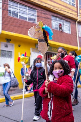 Niñas y adultos en caminata