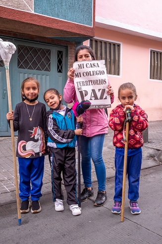 Mujer adulta con grupo de niñas