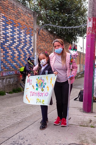 Mamá con niña de uniforme